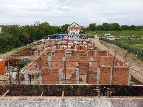 Zidăria parterului cu stâlpișorii din beton armat, văzută de sus, la un duplex din Royal Valley