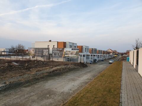 Duplexurile de-a lungul străzii din Royal Valley, cu trotuarul pavat și carosabilul încă în lucru