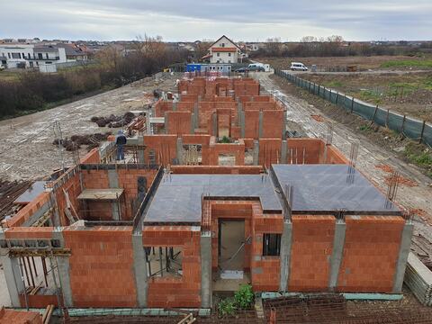 Casele ansamblului Royal Valley din Dumbrăvița în execuție, văzute de sus: zidăria parterului din cărămidă, cu sâmburi din beton, și cofrajele plăcii montate pe popi