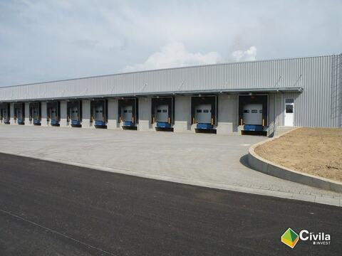 Fabrica ShinHeung Electronics din Oradea — hala cu rampele de încărcare și platforma din față