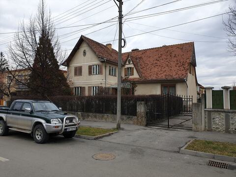 Casa veche din Sibiu înainte de lucrări, cu acoperiș de țiglă, văzută din stradă