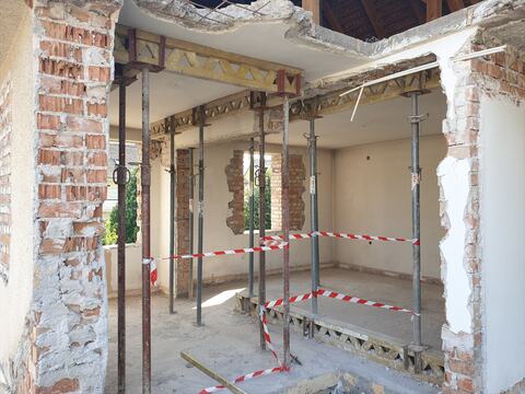 Casa particulară din Sibiu — planșeul sprijinit pe popi metalici și grinzi de cofraj, între pereții de cărămidă