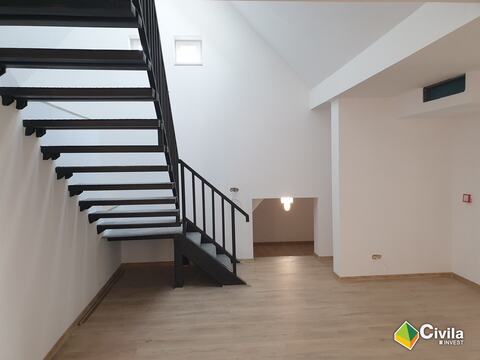 Interior finalizat în locuința S+P+M din Sibiu, cu scara metalică nouă și tavanul în pantă