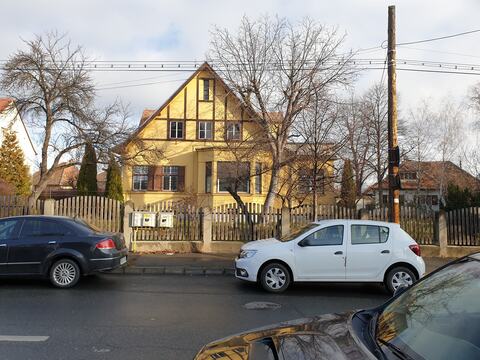 Locuința S+P+M din Sibiu înainte de reabilitare, văzută din stradă, cu fațada galbenă veche