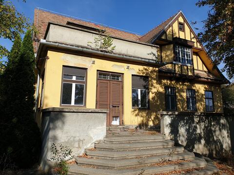 Fațada cu intrarea și scara de acces a locuinței S+P+M din Sibiu, înainte de lucrări