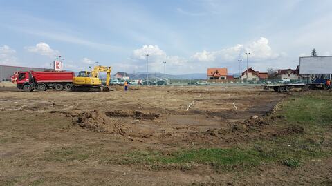 Începutul șantierului de la Târgu Secuiesc: trasarea pe teren, un excavator și o basculantă