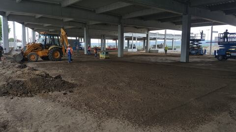 Sub structura acoperită, umplutura se nivelează și se compactează cu încărcătorul și placa vibrantă; în spate, nacele